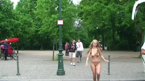 Марша с красивой грудью гуляет голая по парку.