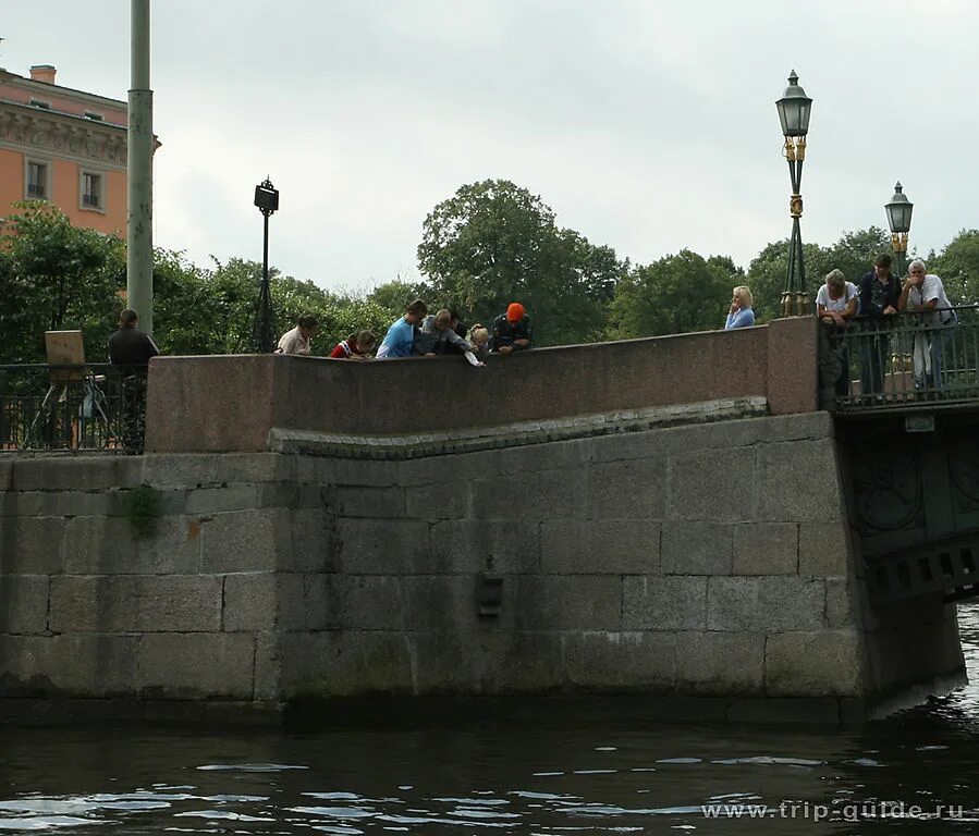 чижик-пыжик в санкт-петербурге. чижик пыжик скульптура на фонтанке. памятник чижику пыжику на фонтанке. чижик-пыжик (памятник). чижик пыжик на фонтанке.
