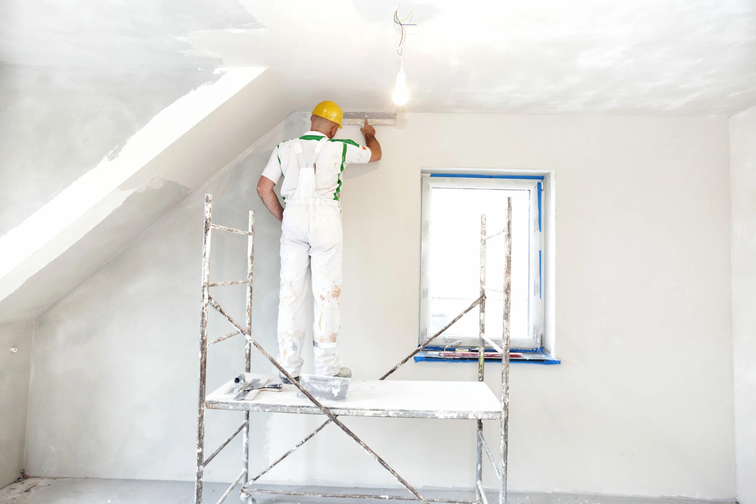 Грунтовка для штукатурки. The process of plastering plasterboard azia. Огрунтовка поверхности стен. Декоративная штукатурка «роллерная» силиконизированная. Грунтовка для оштукатуренных стен.