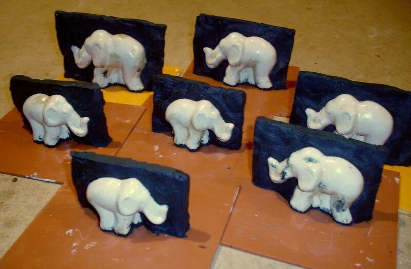 Шликерное литьё керамики технология. Формы для гипсовых изделий. Силиконовые формочки для литья из гипса. Барельеф керамика. Шликерное литьё керамики.