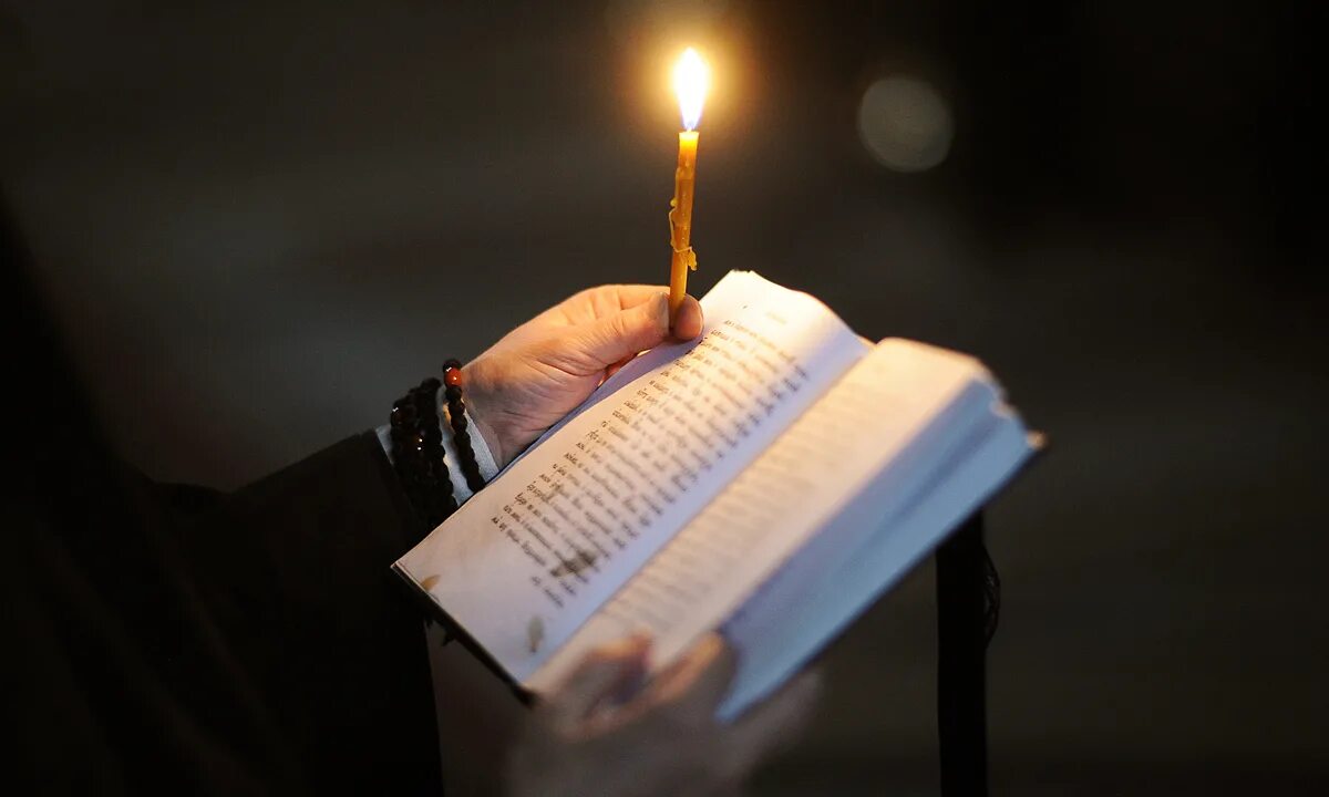 Монах молится. Чтение псалтири в храме. Чтение псалтыри монахов валаамского монастыря. Монашество монах храм. Всенощное бдение шестопсалмие.