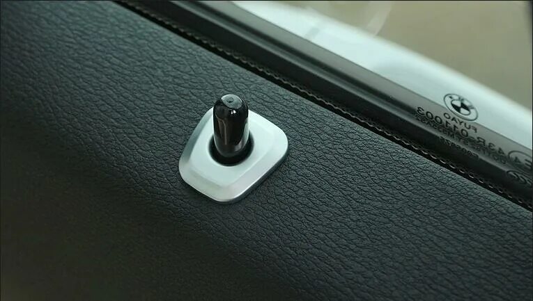 Кнопка в двери машины
