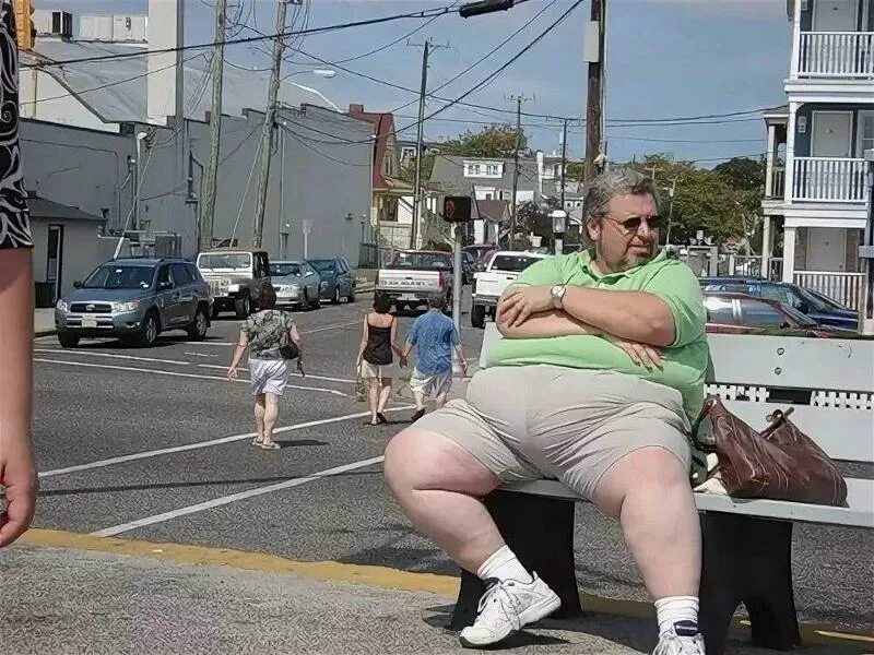 Толстый радуется. Жирные люди на улице. Толстяки в Америке.