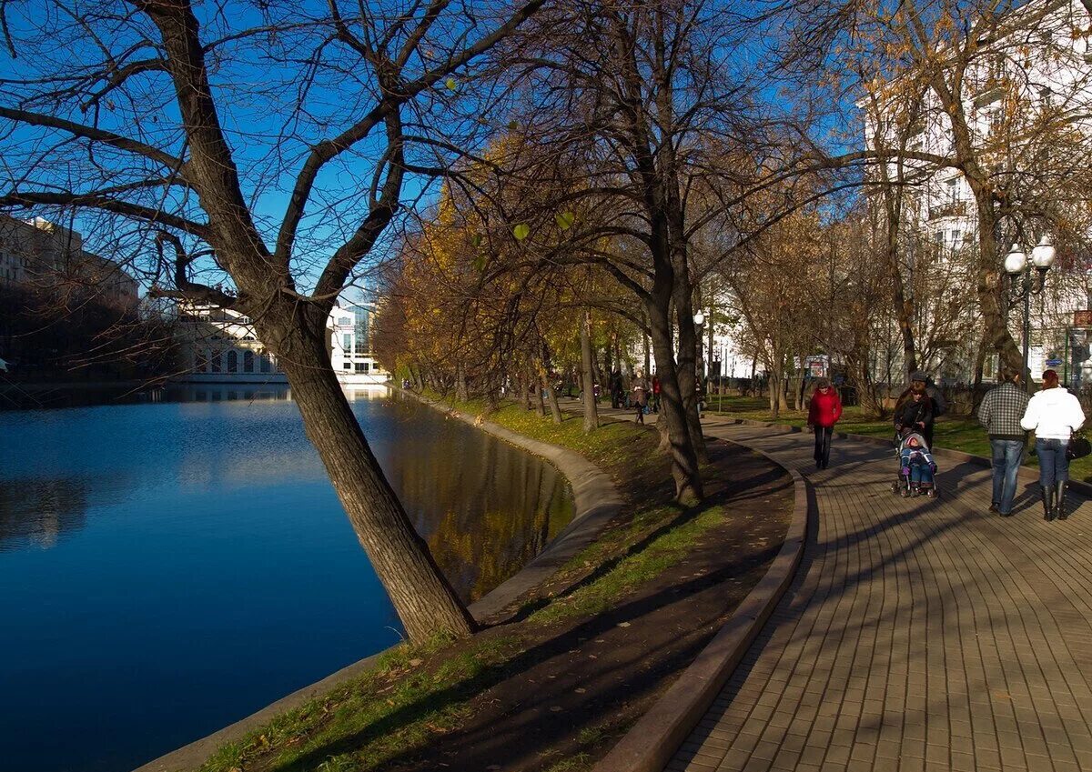 Патриаршие пруды гулять. Парк чистые пруды Москва. Чистые пруды сквер. Метро чистые пруды парк. Патриаршие пруды парк.