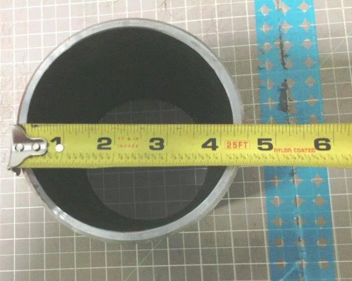 Сколько сантиметров круг. Как мерить диаметр трубок. Измеритель диаметра труб. Измерения диаметра трубы. Линейка для измерения диаметра труб.