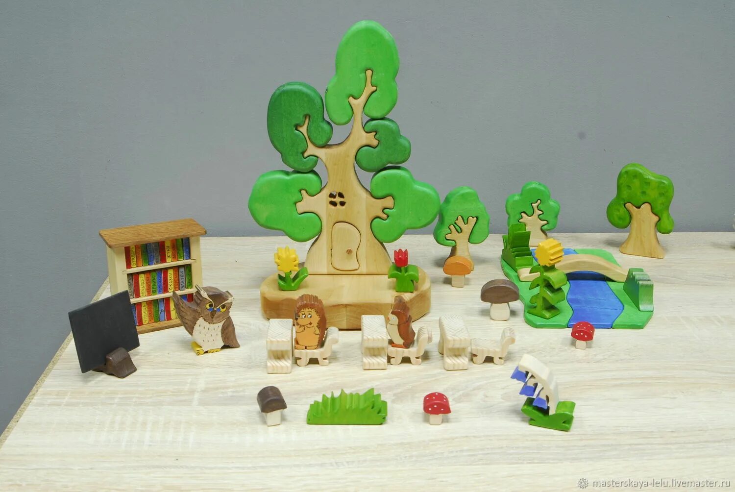 Ig0351 бизиборд "мастерская". Мастерская игрушек фотосессия. Книги мастерские игрушки. Фетровые игрушки мастер класс. Мастер игрушек мастерская.