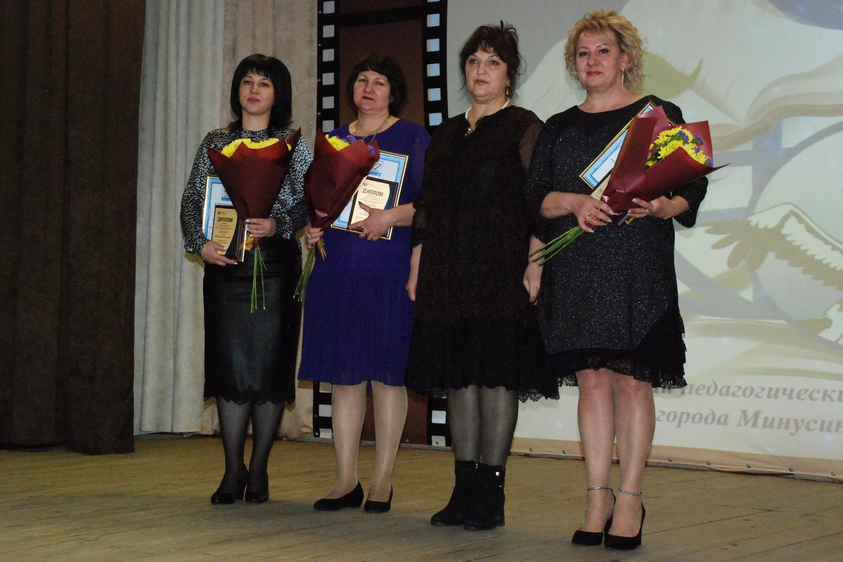 Минусинск воспитатель года 2022. Дом детского творчества минусинск. Волонтёры минусинск. Дет дом город минусинске. Агитбригада глазами школьников.