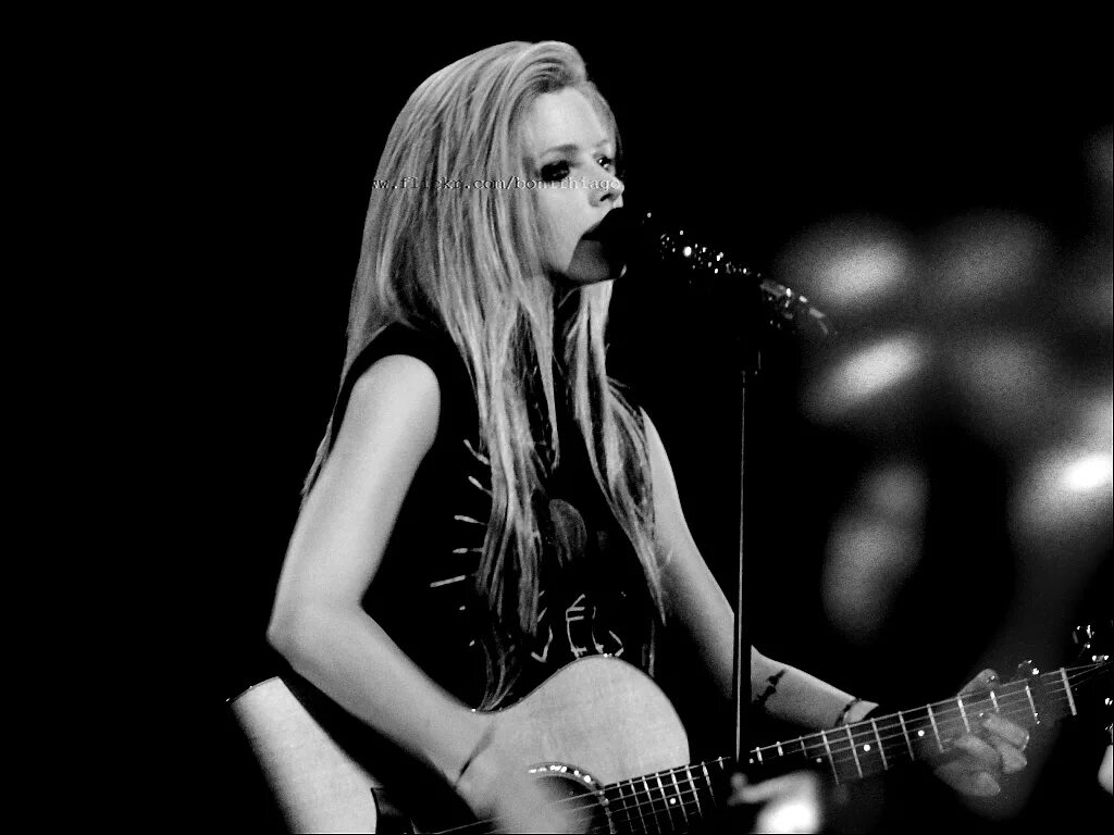 Вк петь. Аврил Лавин с гитарой. Эврил Блэк. Avril Lavigne с гитарой. Avril Lavigne на сцене.