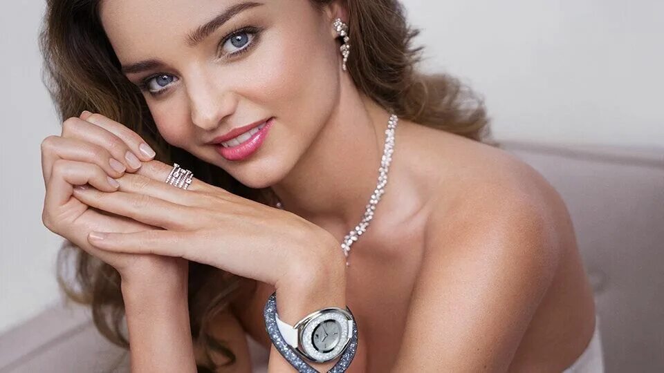 Миранда керр украшения. Fashion jewelry бижутерия. Ювелирные украшения на девушке. Девушка в украшениях. Джевелери.