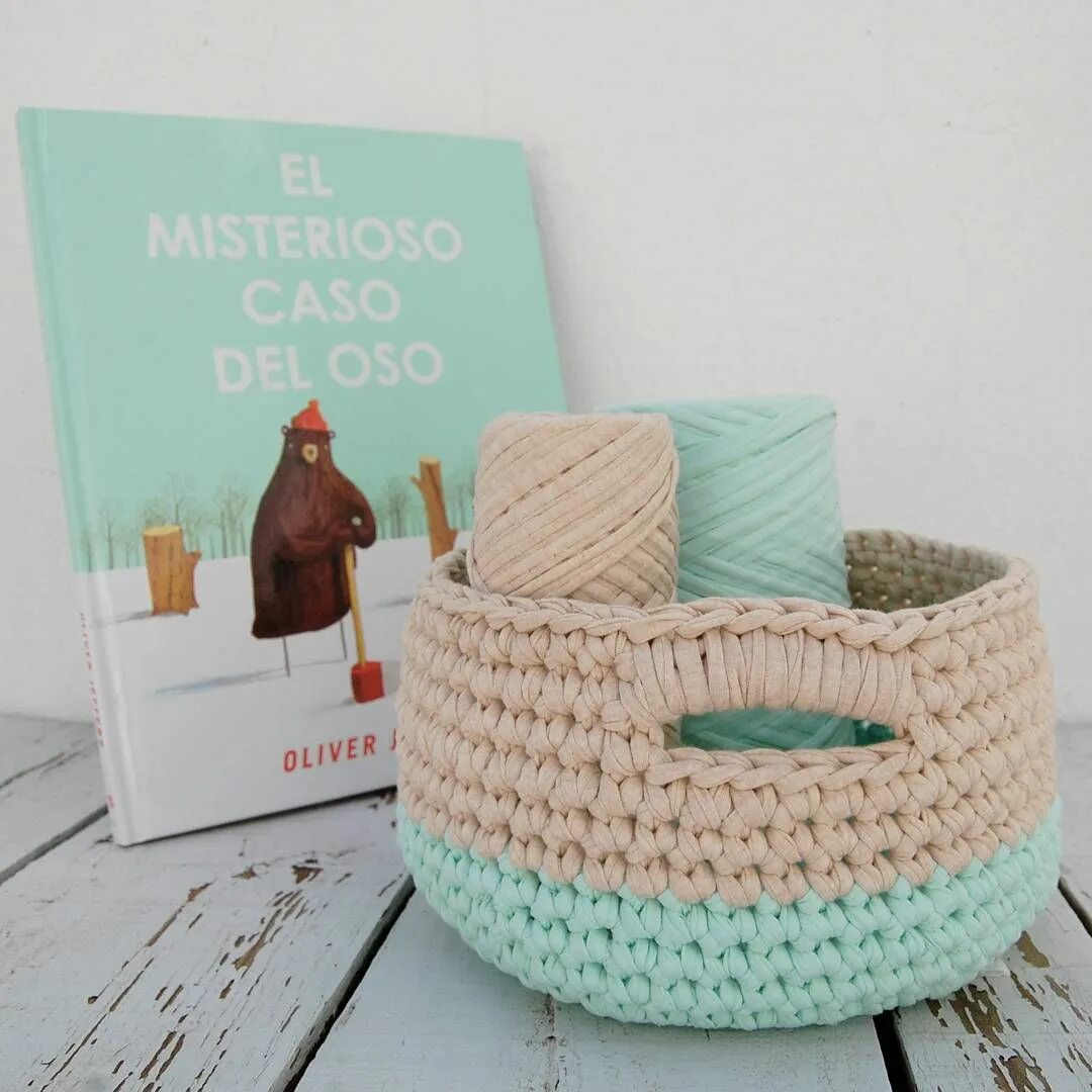 Вязание дна корзинки крючком из трикотажной пряжи. Корзины из трикотажной пряжи. Корзины из трикотажной пряжи. Вязаные корзинки. Корзы из трикотажной пряжи.