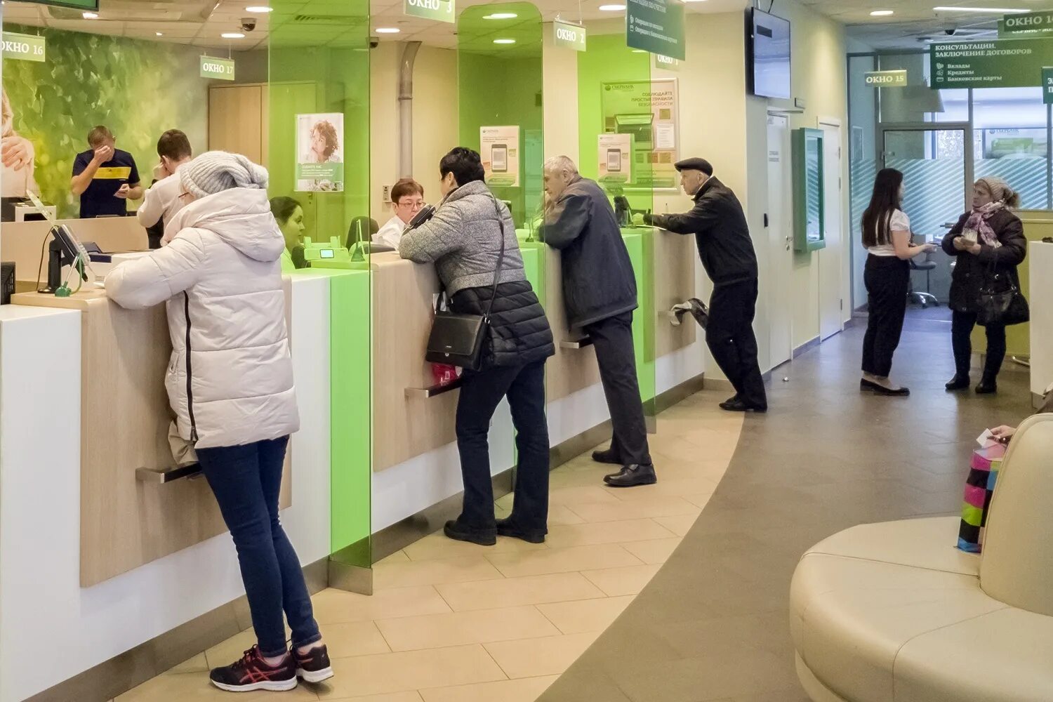Бесплатный банк раздает. Кредитование населения. Банковский работник. Партизанские акции. Бесплатный банк раздает.