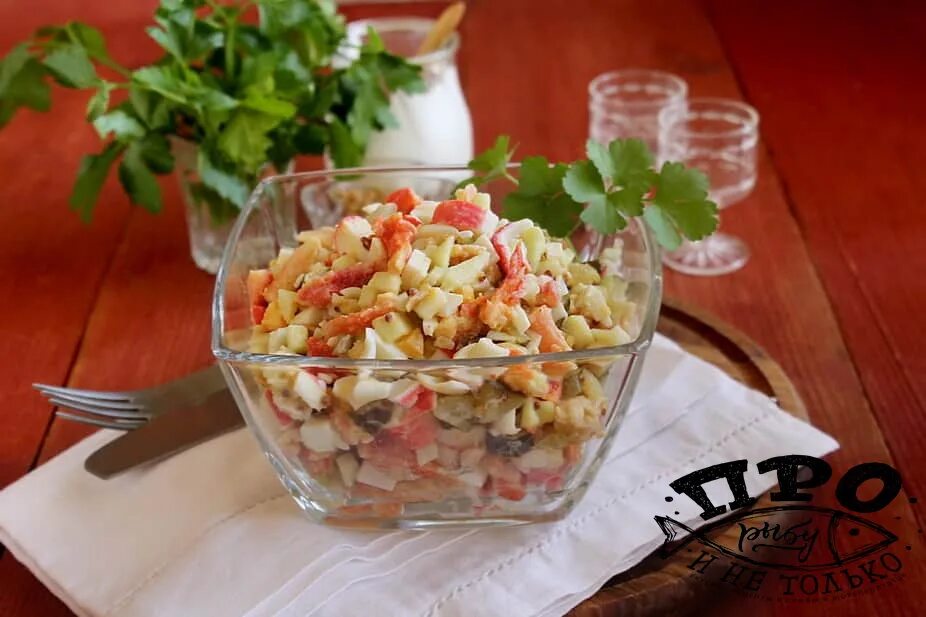 Крабовый салат с соленым огурцом. Салат с крабовыми палочками и кукурузой и огурцом. Салат с крабовыми палочками и соленым огурцом. Салат с кальмаром и крабовыми палочками и яйцом. Салат с крабовыми палочками и огурцом и яйцом.