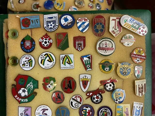 наборы спортивных значков ссср. фото значки по футболу. футбольные значки. советские значки спартак. футбольные значки ссср.