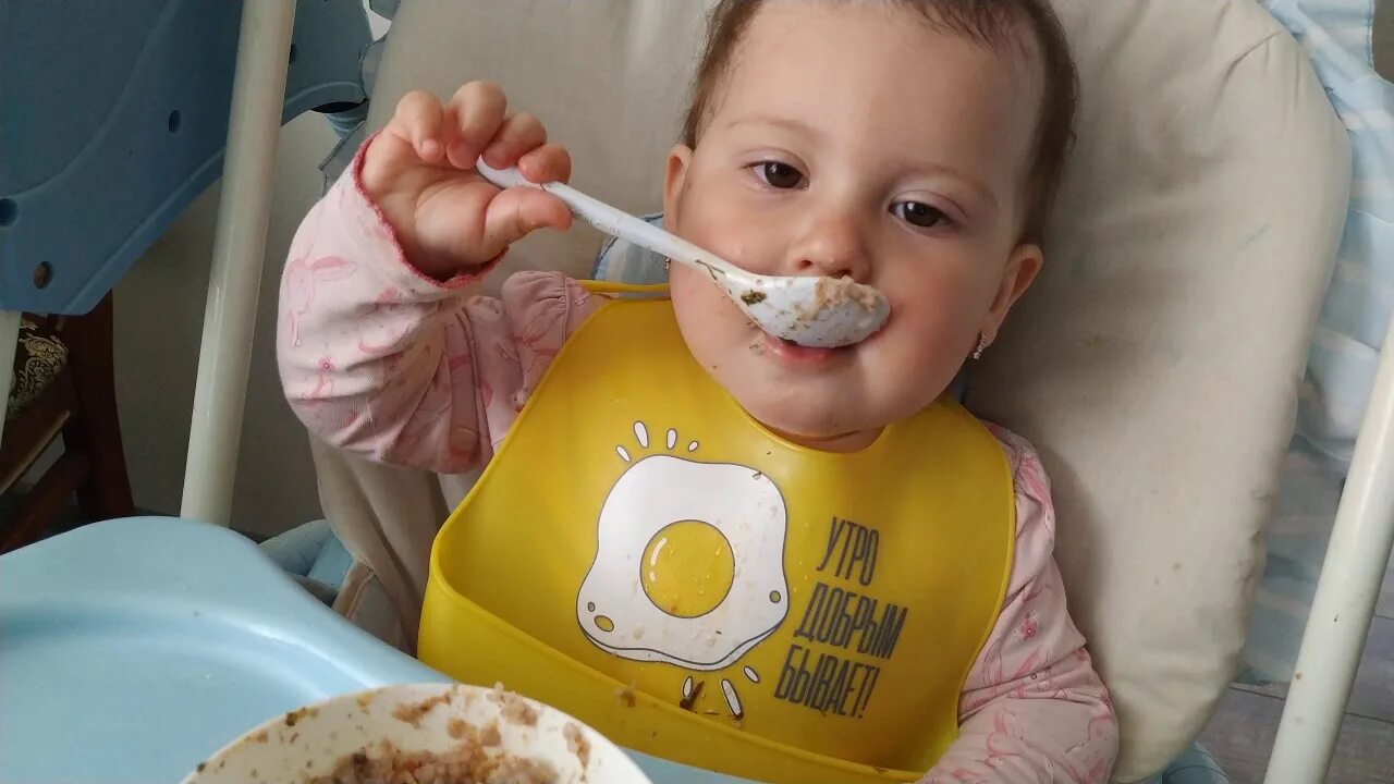 Настя кушает еду. Настя ест. Фото насти жрет. Настя кушай фото. Где настя мем.