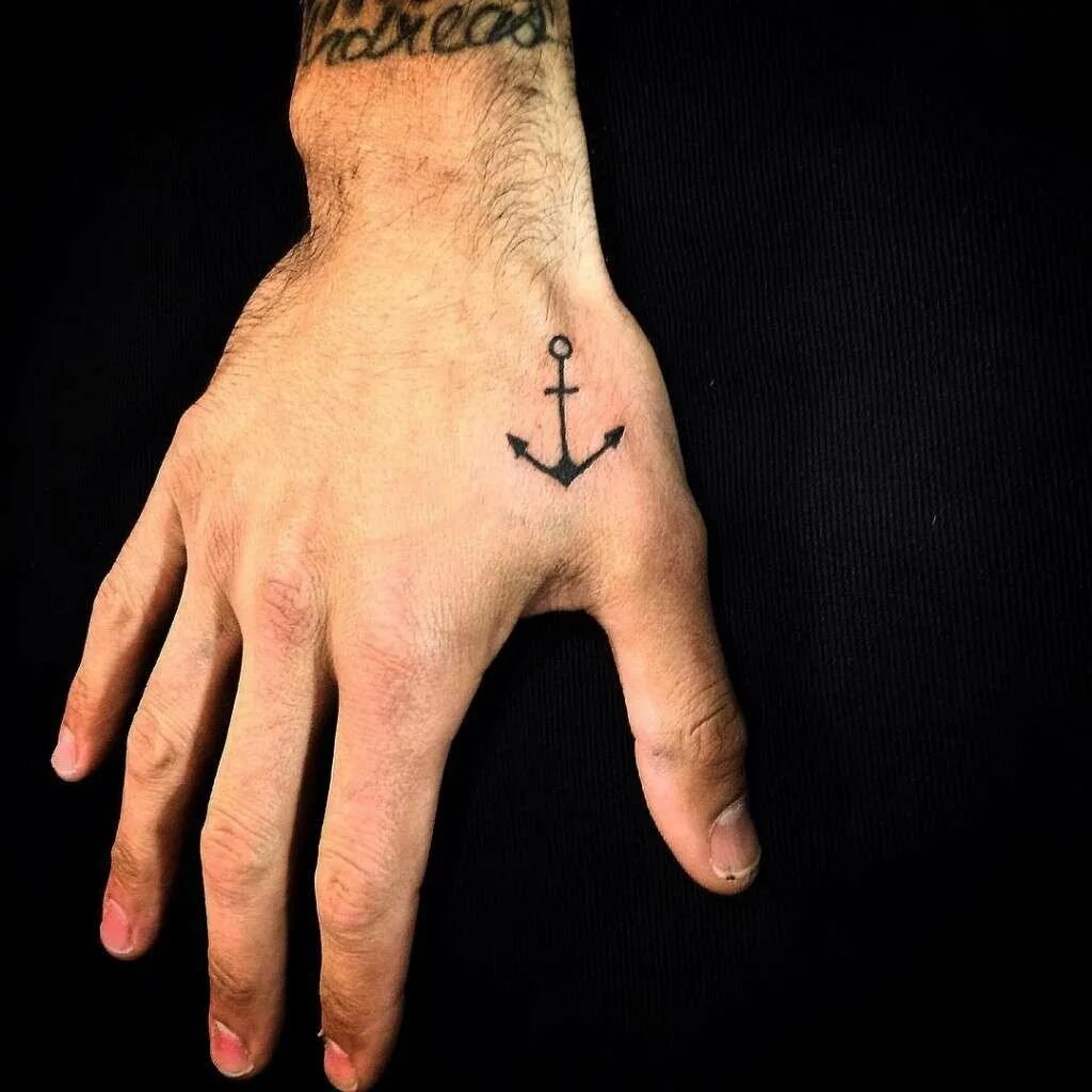 Татуировки на руку мужские маленькие. Небольшие Татуировки для мужчин. Татуировки на кисть небольшие. Тату на руку для мужчин маленькие. Небольшие тату на кисть руки.