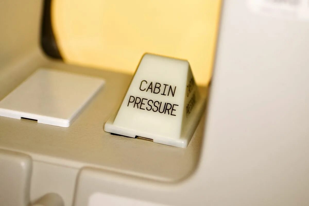 Высокое давление самолет. Cabin Pressure в самолете. Горит Cabin Pressure. Управление Cabin Pressure в самолете. Cabin Pressure в самолете горит.