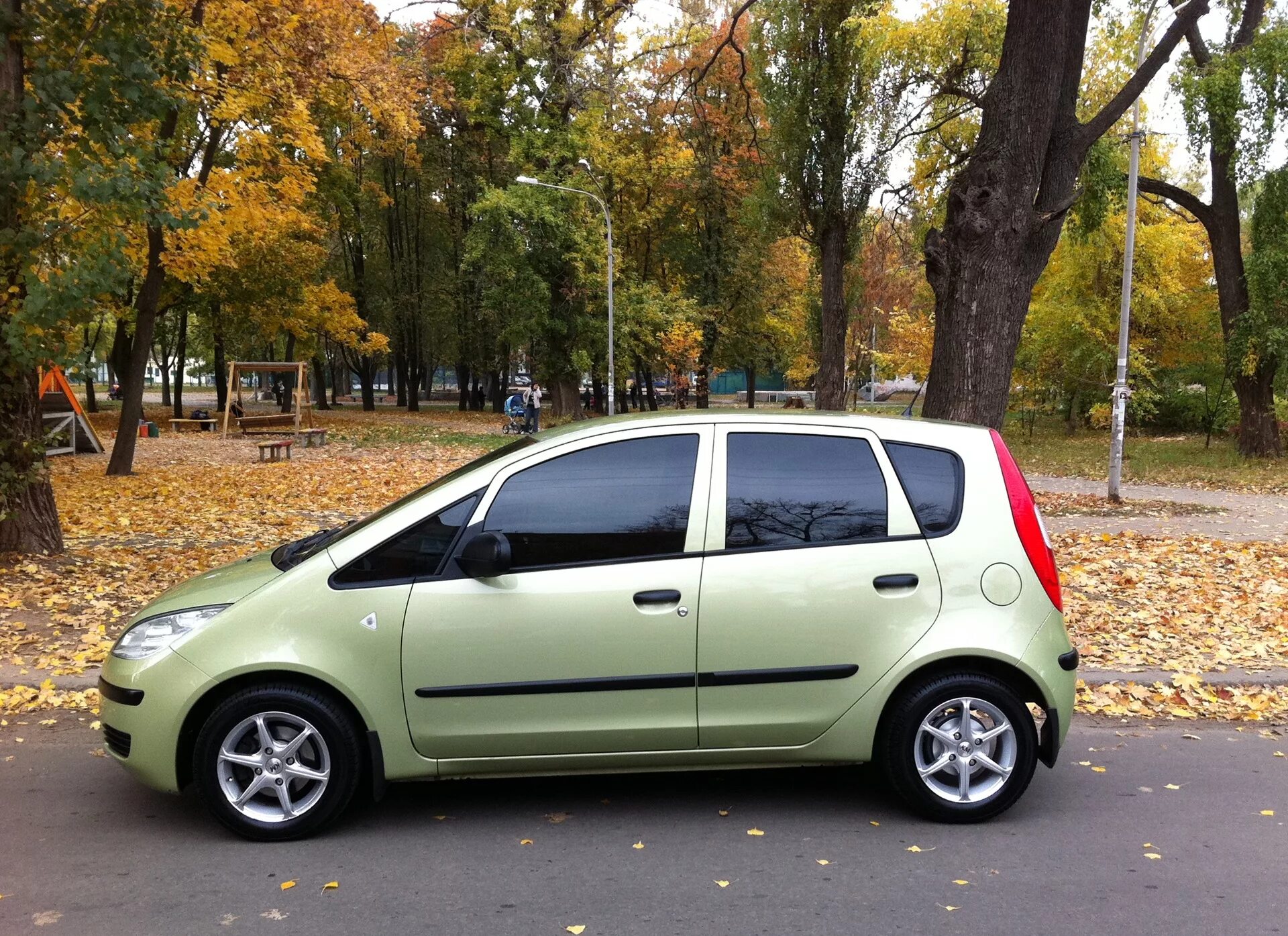 Mitsubishi colt 1.3. Митсубиси Кольт 1.3. Mitsubishi Colt зеленый. Митсубиси Голд 2007. Зеленая Мицубиси Кольт 89.