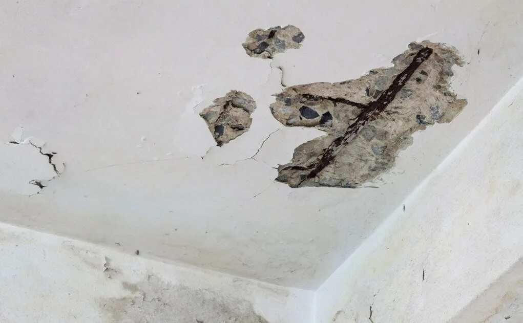 Трещины на стенах в квартире. Дефекты плит перекрытия. Трещины на потолке. Трещина в плите перекрытия. Разрушение перекрытия.