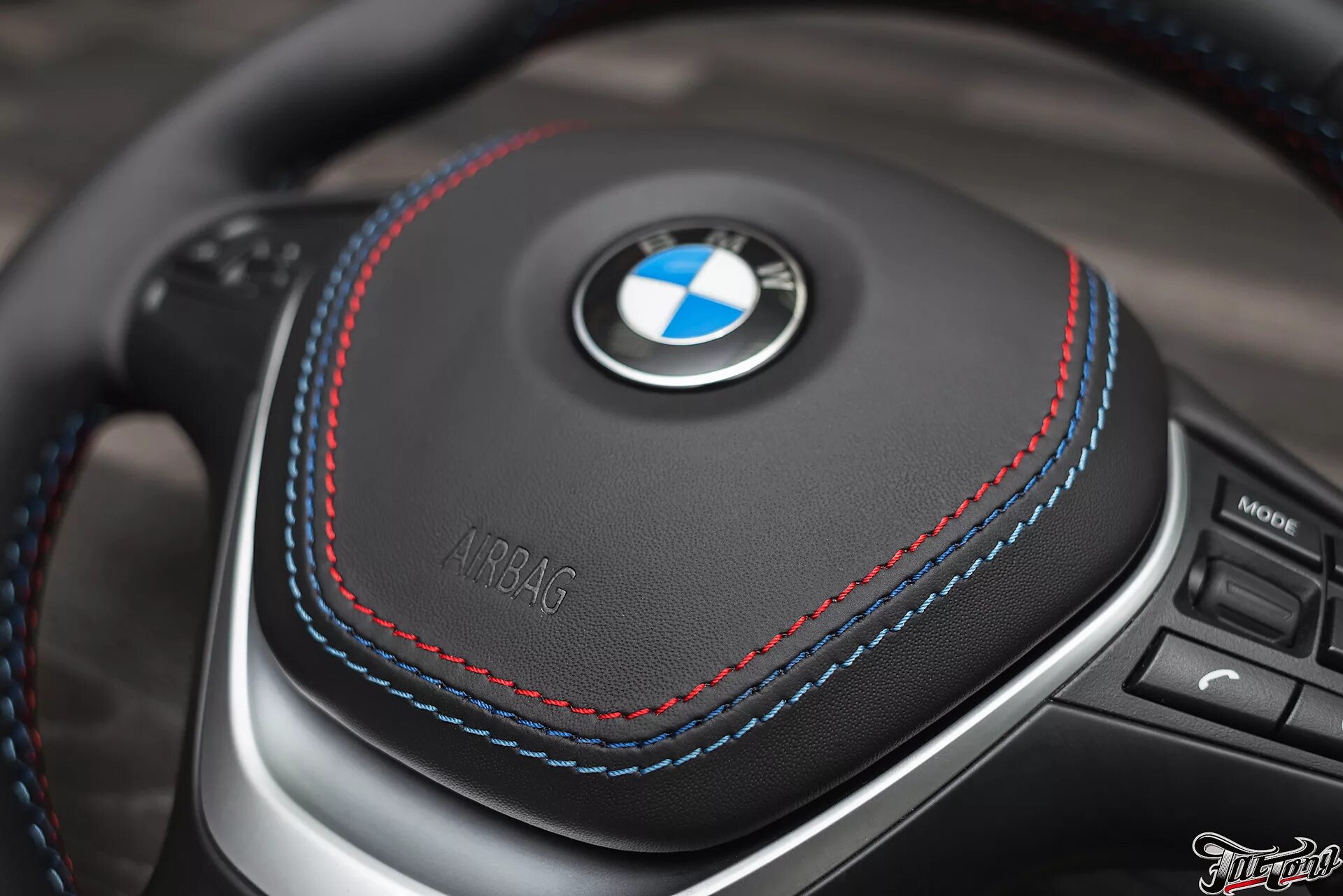 Строчкам на руле. Строчка на руле. м строчка на руле. руль bmw m строчка. м строчка на руле бмв.