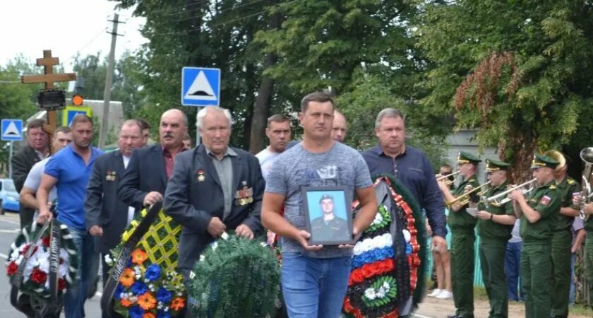 В Заводоуковске ищут людей со снимка военных лет. Молодые люди на снимке работал