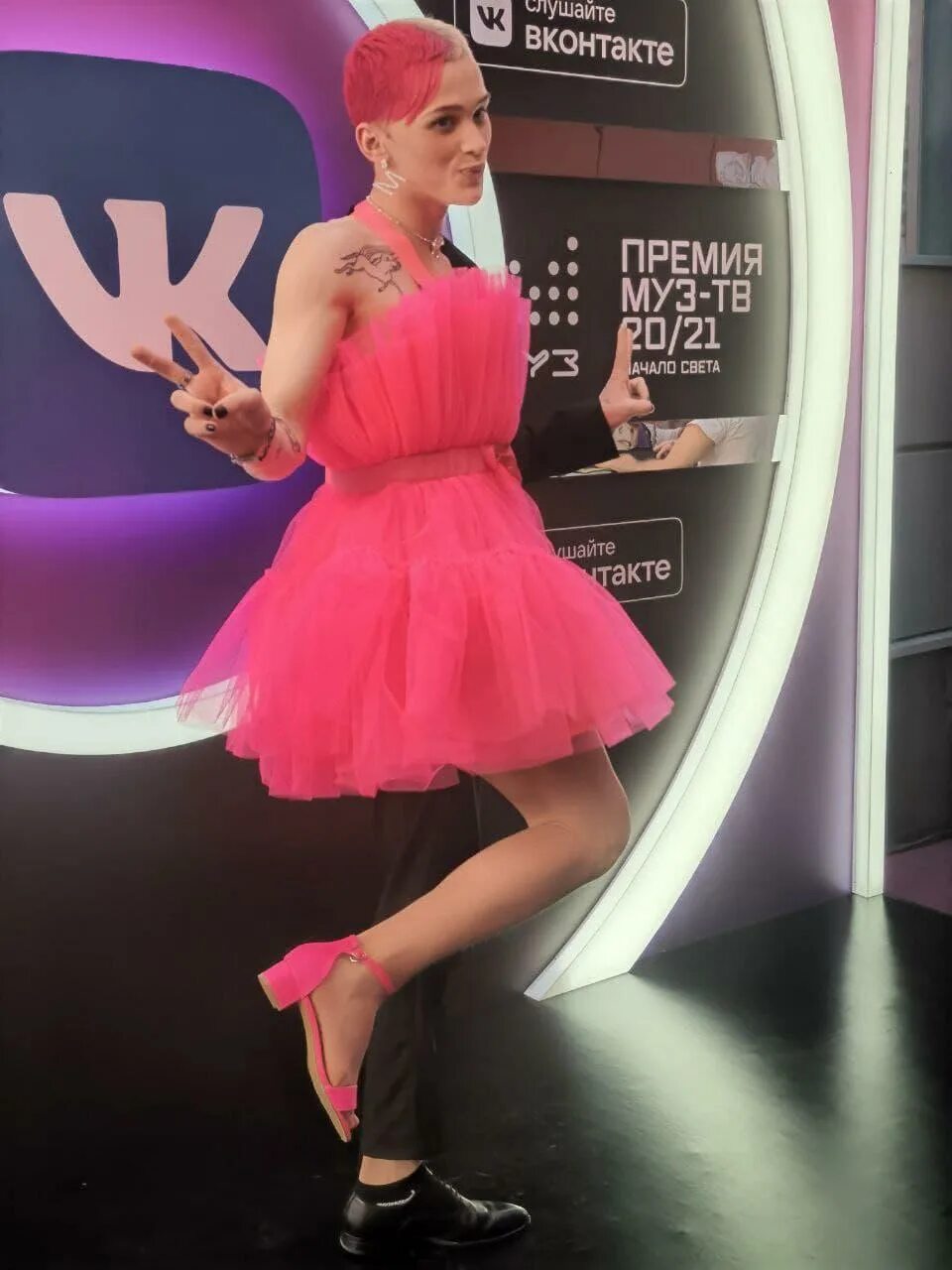 премия муз-тв 2021 даня милохин наряд. даня милохин на премии музтв. даня милохин на премии муз тв 2021. платье дани милохина. платье дани милохина.