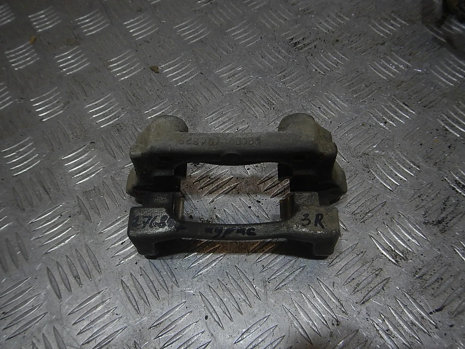 6. Скоба переднего суппорта тойота королла 110. Volvo 36000729 скоба суппорта. Скоба суппорта тойота королла е150. Тойота королла скоба суппорта переднего.