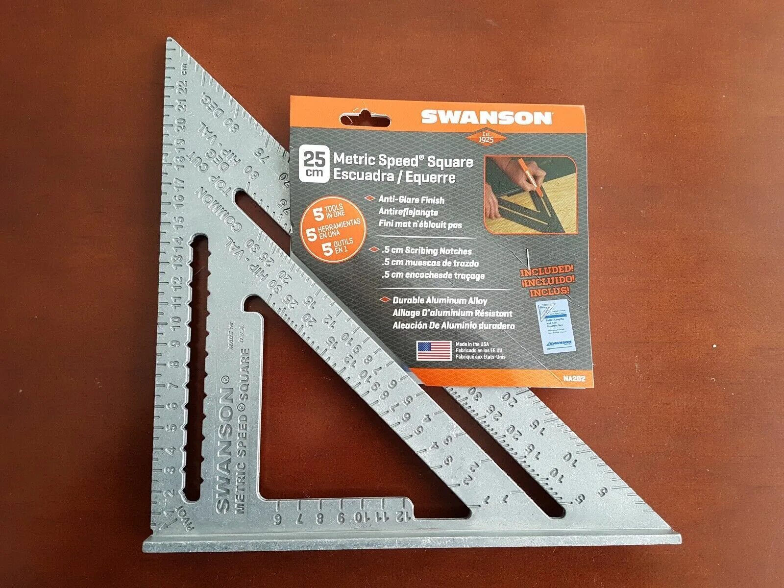 Линейка свенсона логотип. Swanson savage угольник. Swanson. Угольник swanson na202. Разметочный угольник свенсона.