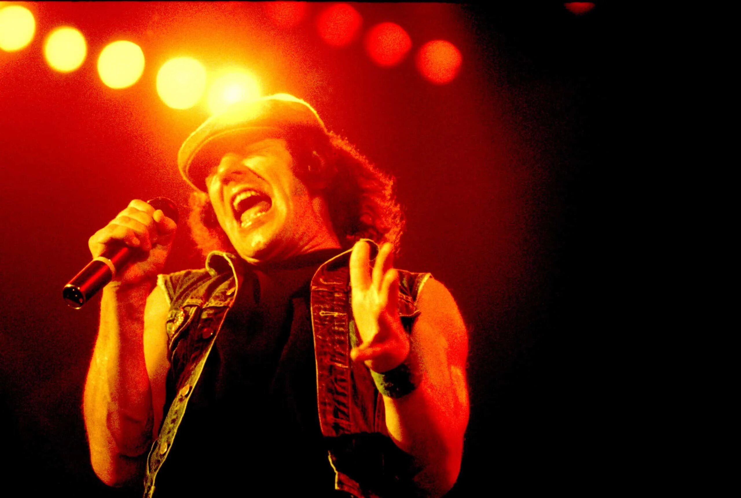 Brian Johnson AC DC. Брайан Джонсон AC/DC концерт. Брайан Джонсон 1980. Брайан Джонсон AC/DC В 1983. Лучшее видео рока