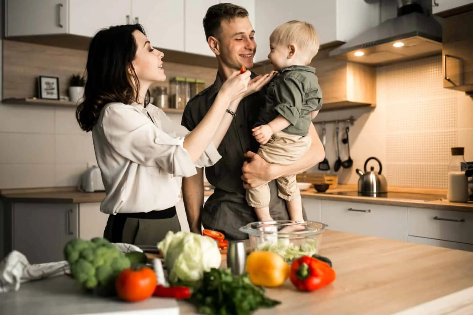 Маму на кухонном столе. Счастливая семья на кухне. Семейная фотосессия на кухне. Фотосессия семьи на кухне. Семья с детьми на кухне.