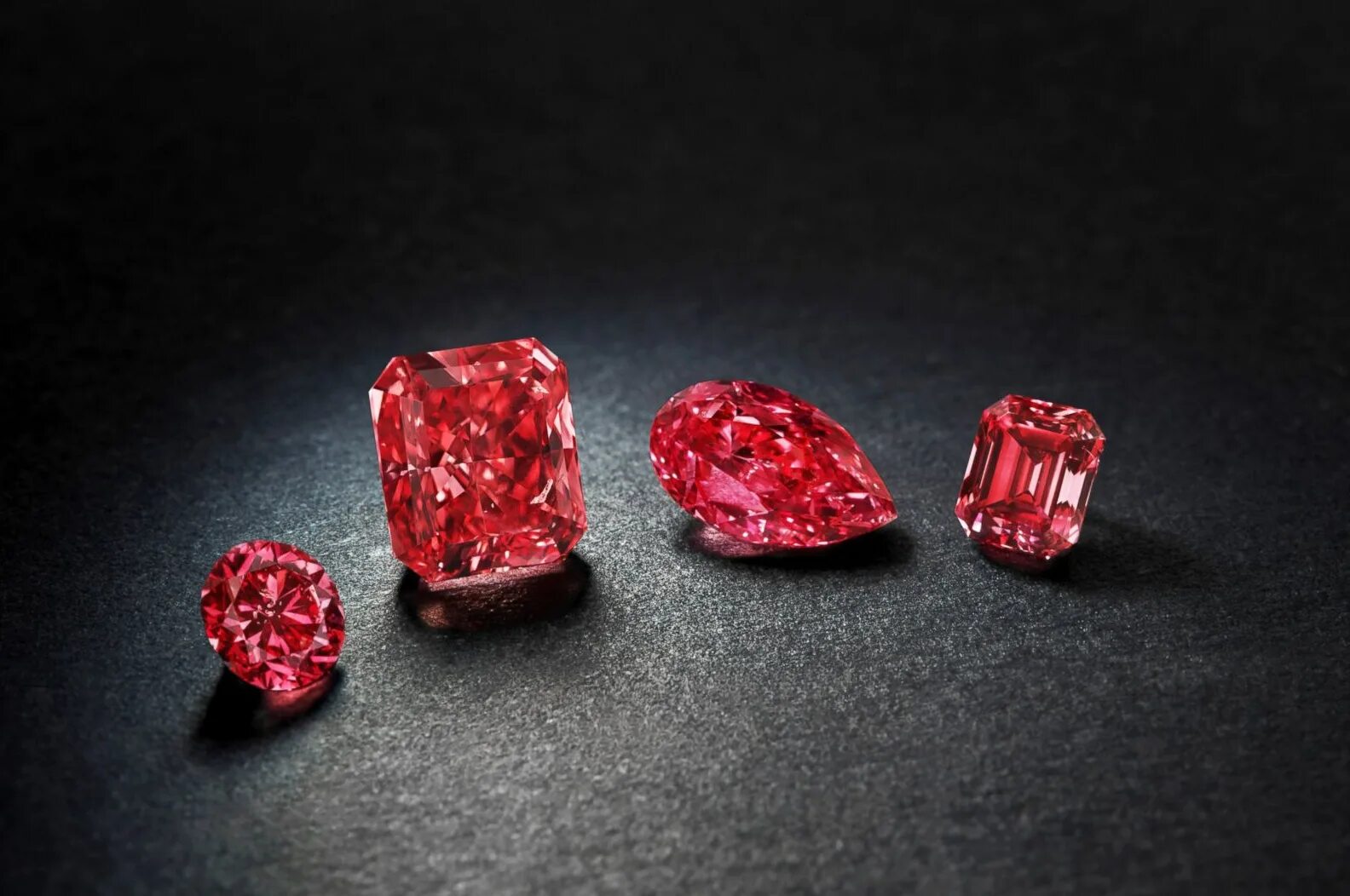 Пейнит камень. Алмаз бор синий. Топ самых дорогих драгоценных камней. Красный изумруд биксбит. Алмаз куллинан звезда африки.