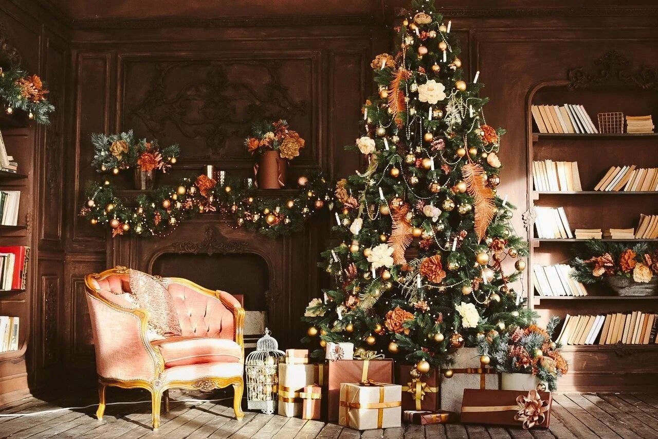 Декор новогодней елки. Новогодний интерьер. Елка и компаньоны. Елка 180см "канадская" е60393. Красиво наряженная искусственная елка в интерьере.