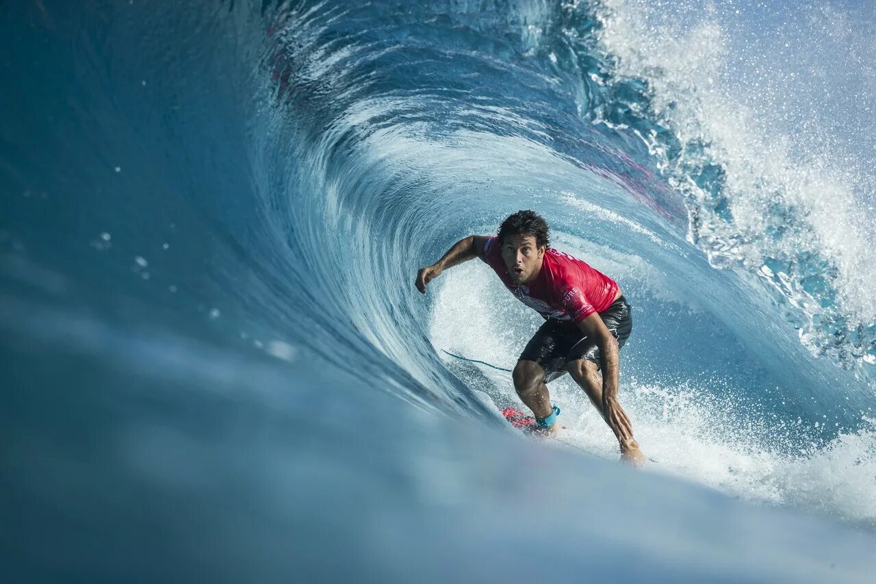 На серфинг. Серфер на волне. Человек и волна. Серфингист на волне. Catching wave