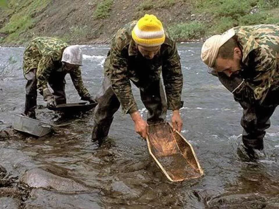 Россыпная добыча. Старатели добыча золота. Старательская Артель золото ЫНЫКЧАНА. Старательская Артель золотые прииски. Старатели золотодобытчики.