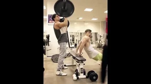 Несомый верными слугами в качалке бледен