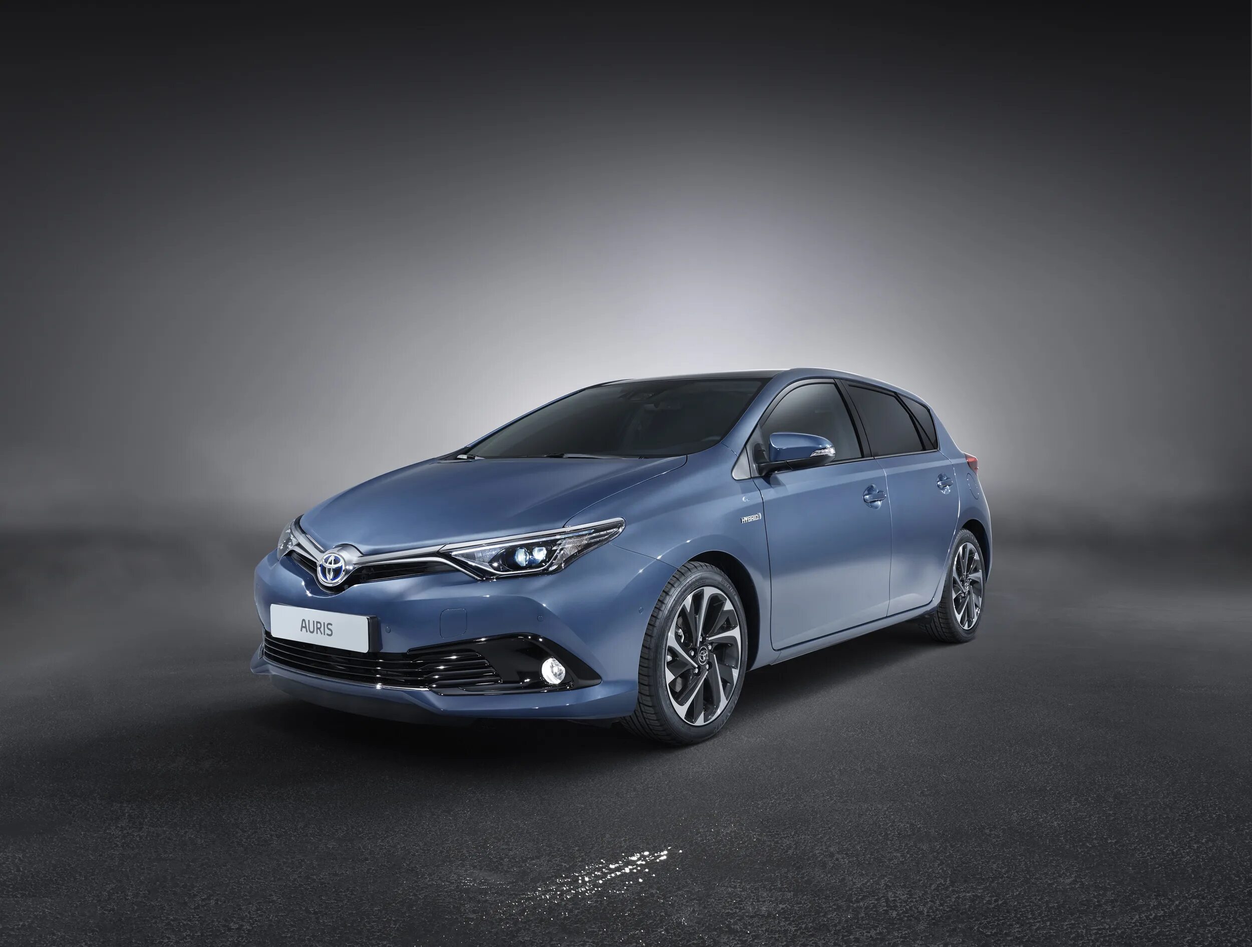 Toyota auris ii. Тойота аурис 2015 года. Toyota auris 2015. Габариты тойота аурис 2015. Toyota auris 2015 года.