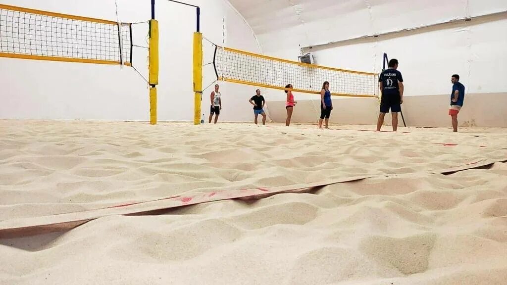Волейбольное поле. Пляжный волейбол. Пляжный волейбол зимой с песком на полу. Пляжный волейбол зимой с песком на полу. Пляжка волейбол.