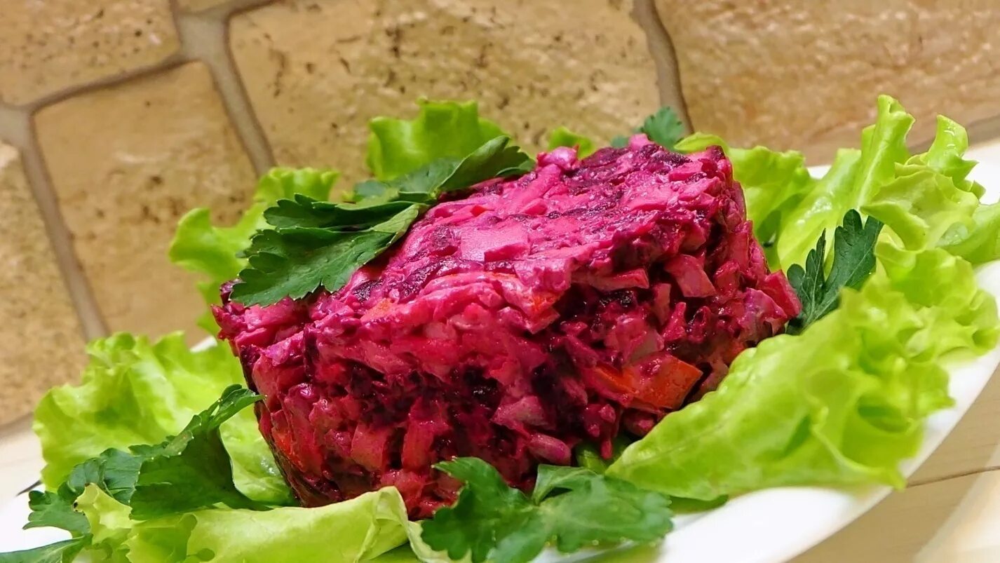 Салат розовый фламинго с крабовыми палочками и свеклой. Салат розовый фламинго с крабовыми палочками. Салат фламинго. Салат с крабовыми палочками и свеклой. Салат розовый фламинго с крабовыми палочками.