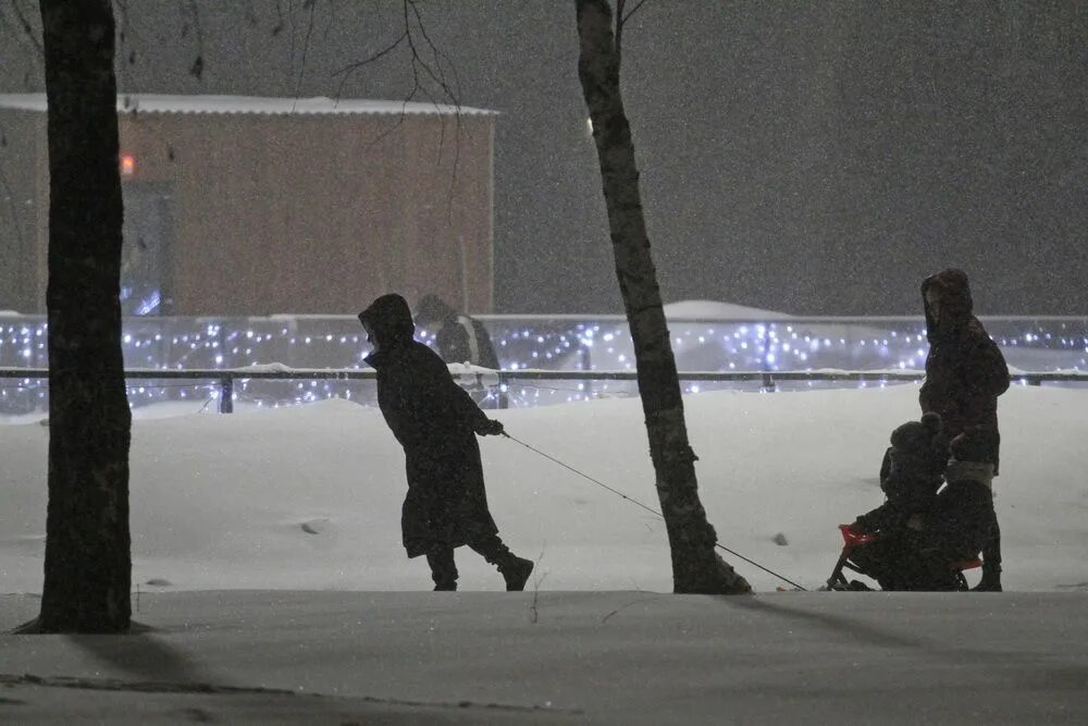 Сильный снегопад в Дербенте. Липецк выпал снег. Снегопад в Тамараке. Коммунальные службы пришли ночью. Ночью будет сильный снег