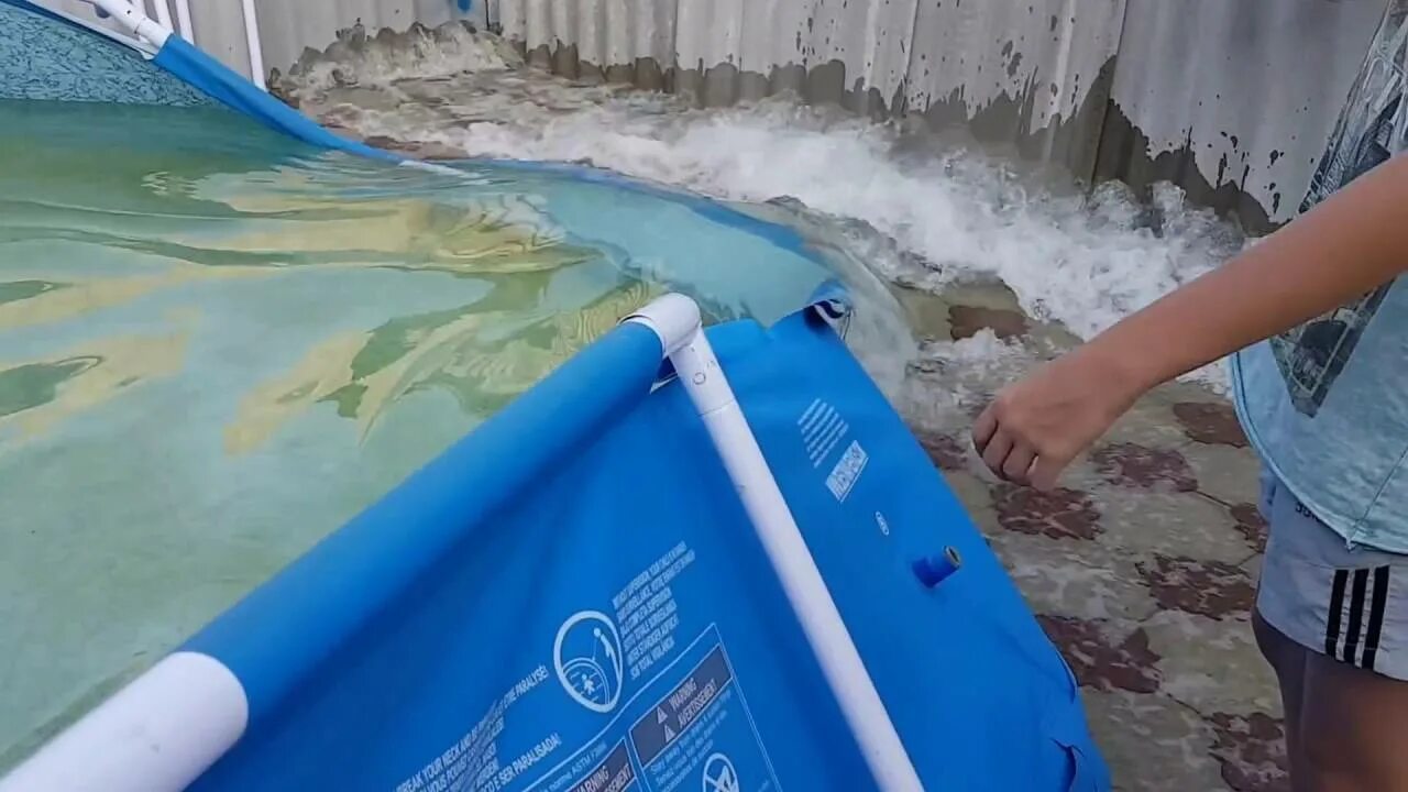 Можно добавлять белизну в бассейн. Каркасный бассейн слить воду. вода в каркасном бассейне.