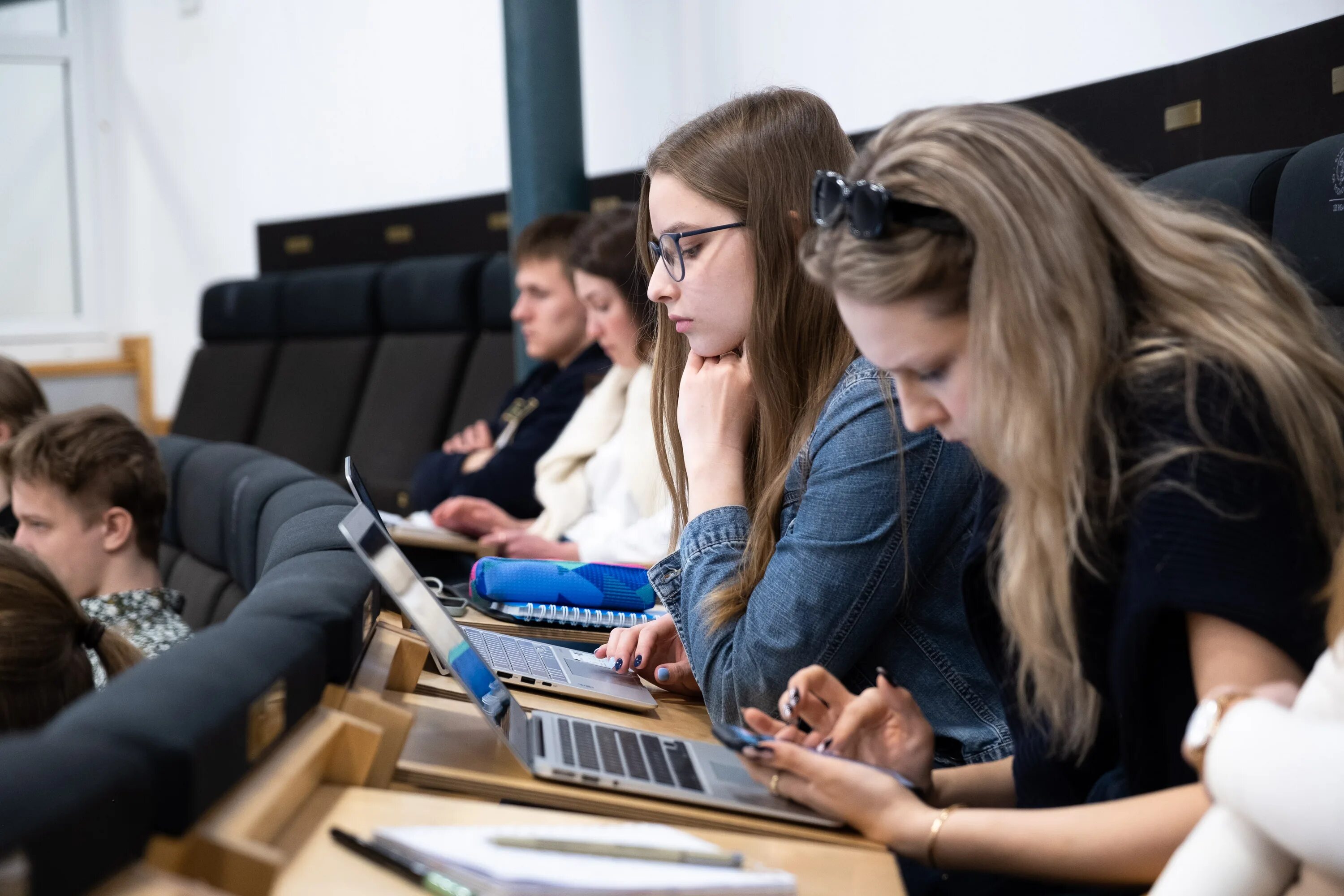 Students organizations. Преподаватели Стокгольмской школы экономики 2020. Economy students.