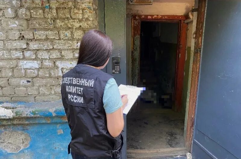 Он ее в подъезде. Девочки в подъезде. подъезд пятиэтажки.