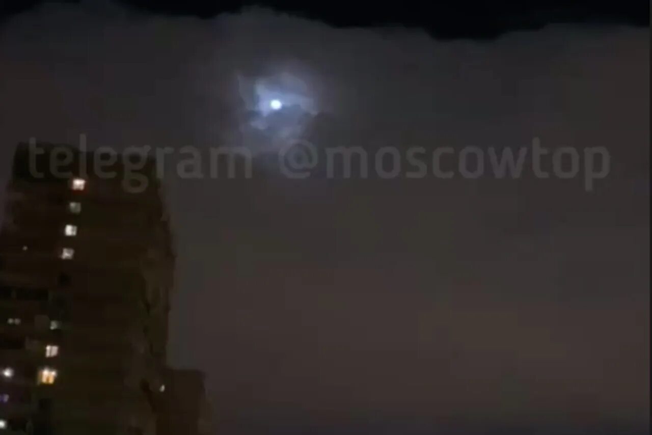 Вспышки в москве сейчас. Странные вспышки на небе. звезды над москвой. вспышки над москвой. вспышка в ночном небе.