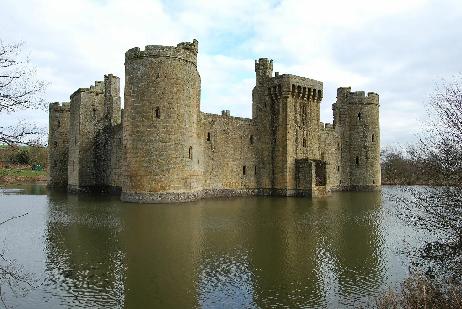 Замок варкворт нортумберленд англия мхк. Замок фолган англия. Дувр кале внутри замка. Крепость по английски. Крепость по английски.