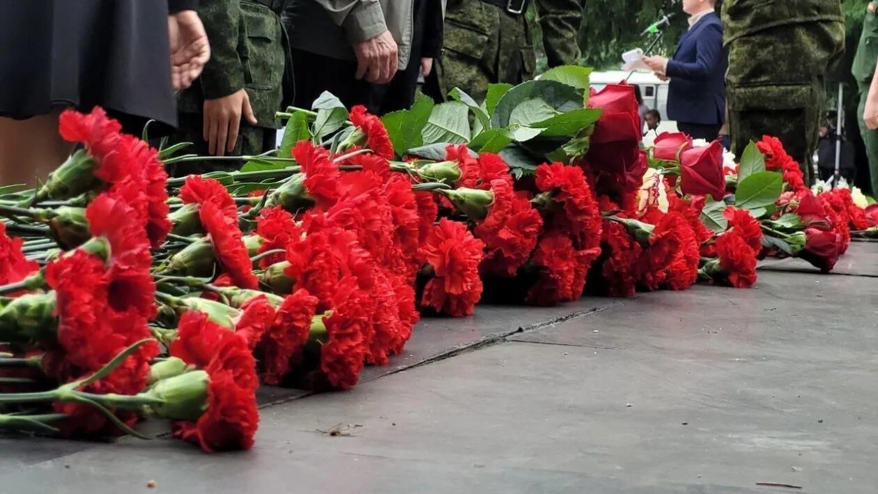 День памяти начало войны 22. День памяти и скорби - день начала Великой Отечественной войны 1941 года. 22 Июня 1941 день памяти и скорби. Возложение цветов к Вечному огню. Цветы у вечного огня.