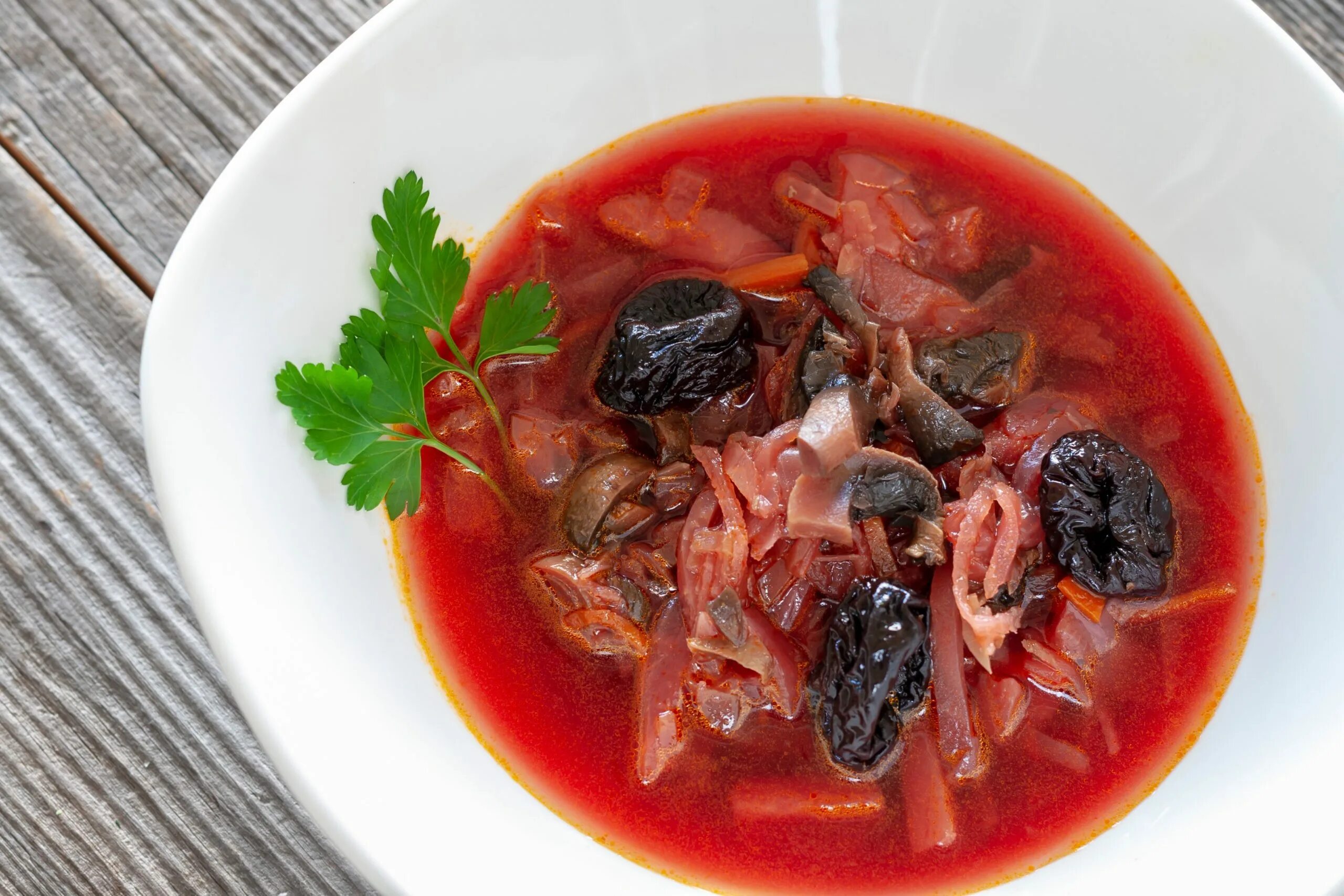 Борщ с грибами капустой и мясом. Борщ с черносливом и грибами. темный борщ с грибами и черносливом. вегетарианский борщ с черносливом. постный борщ с черносливом.