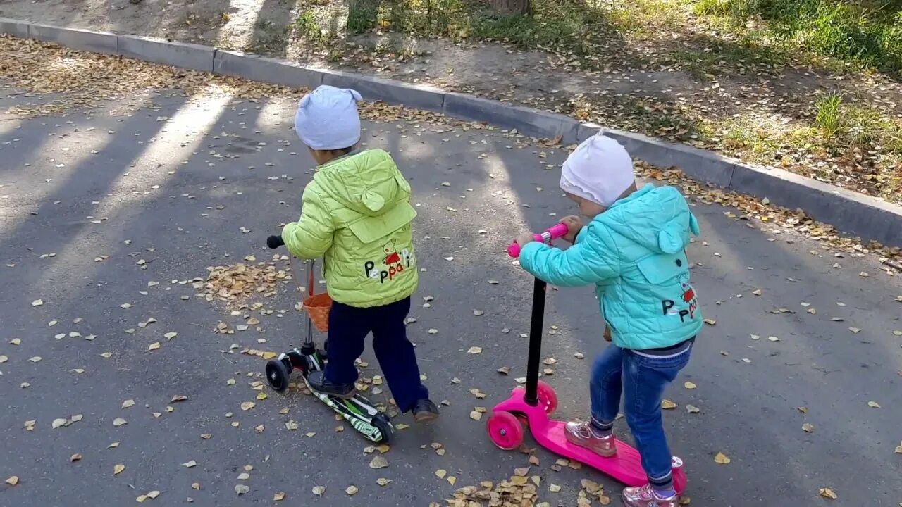 Ребенок на самокате. Детские самокаты. Включи кататься детский. Дети катаются на самокате. С ребенком на самокатах прогулки.