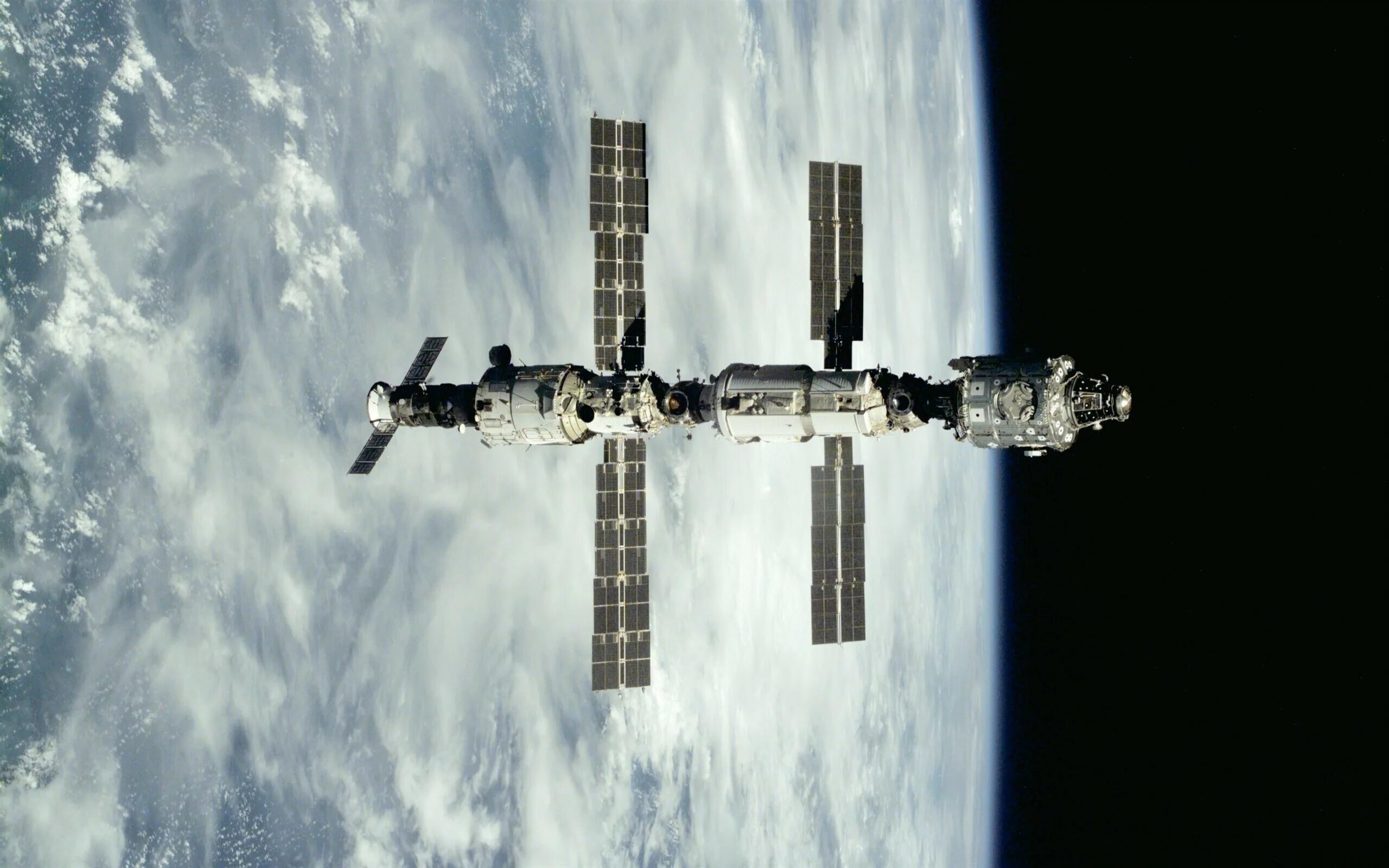 Space station. Международная Космическая станция МКС. Станция мир и МКС. МКС станция Космическая Орбита. Станция мир и шаттл Атлантис.