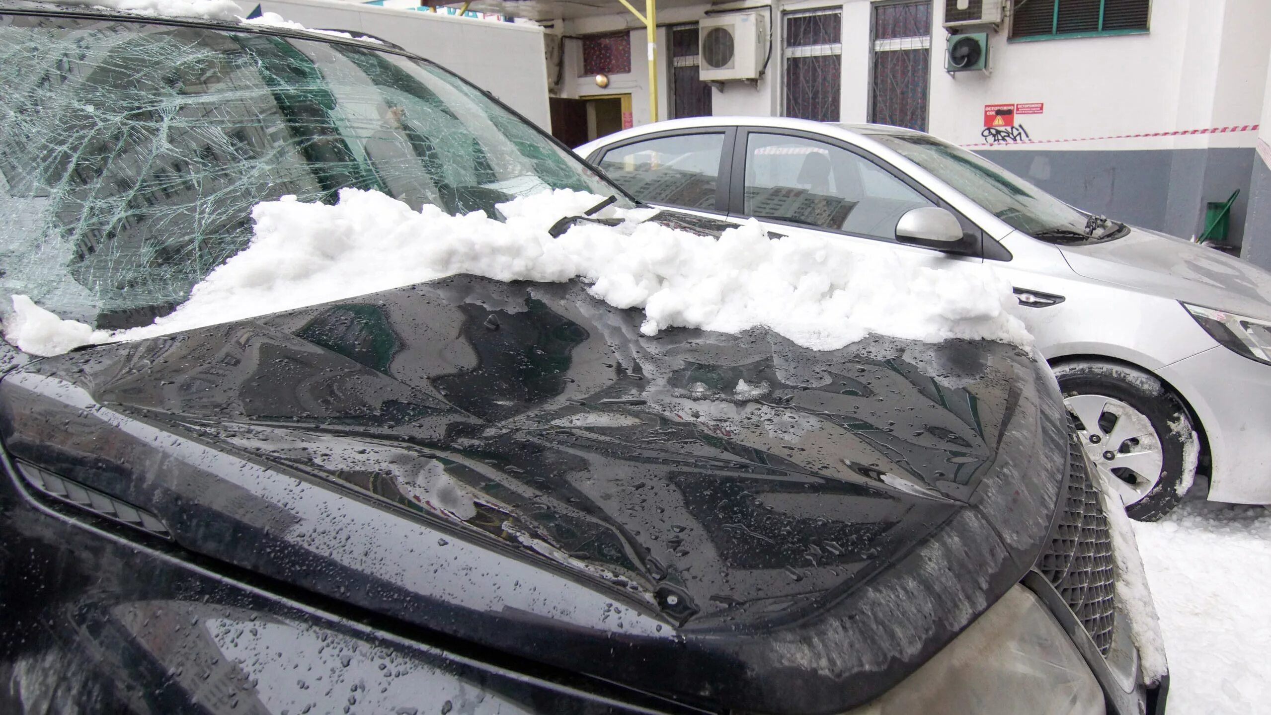 Разбили машину камнем. Снег на крыше машины. Поврежденная машина. Упала на капот автомобиля. Машина в сосульках.