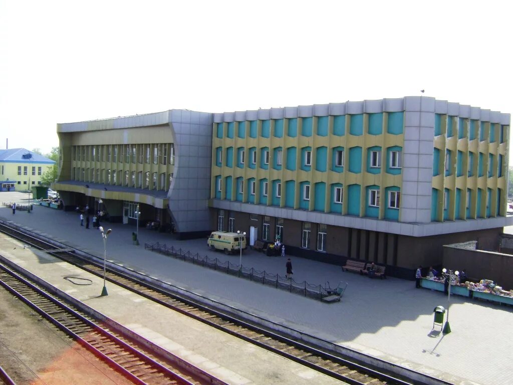 Семей железная дорога. Семипалатинск ЖД вокзал. Станция Семипалатинск ЖД вокзал. Город семей Железнодорожный вокзал. Семипалатинск вокзал автовокзал.