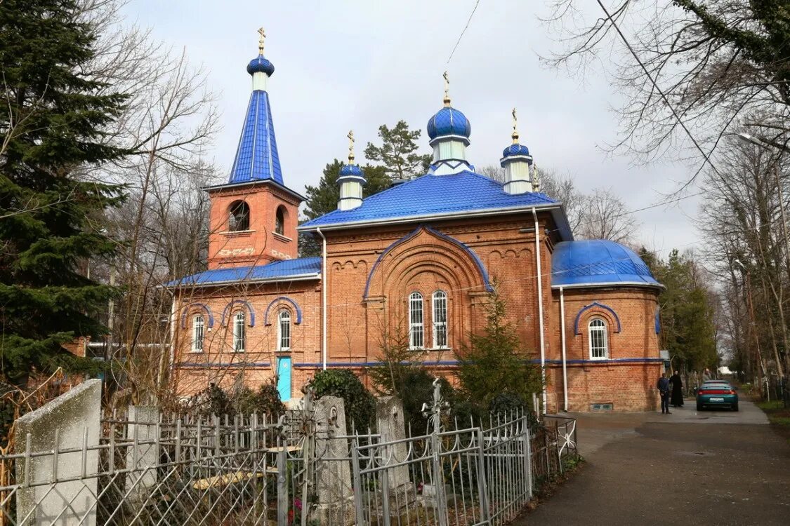 Храм на старом кладбище. Церковь воскресения христова в майкопе, майкоп. старое кладбище майкоп. новое кладбище, майкоп. адыгейское кладбище в майкопе.